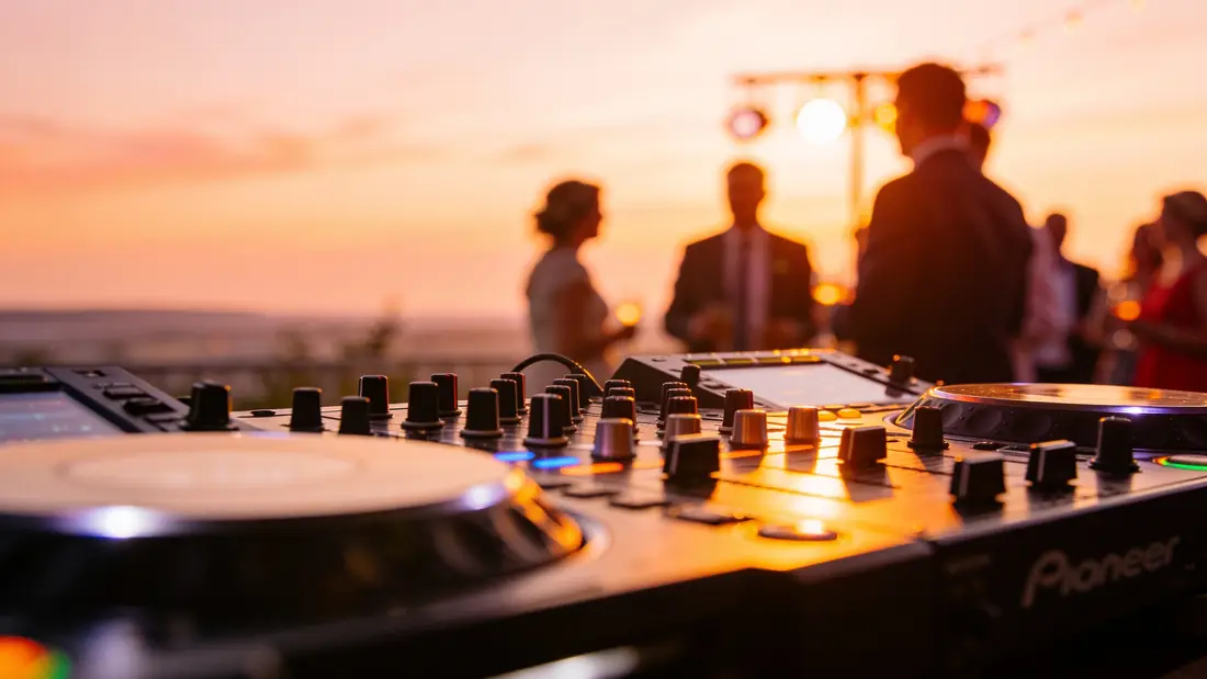 Hero-Bild zu Keywords für DJs und Eventservices: hochzeits dj, hochzeits dj kosten, hochzeits dj erfahrungen